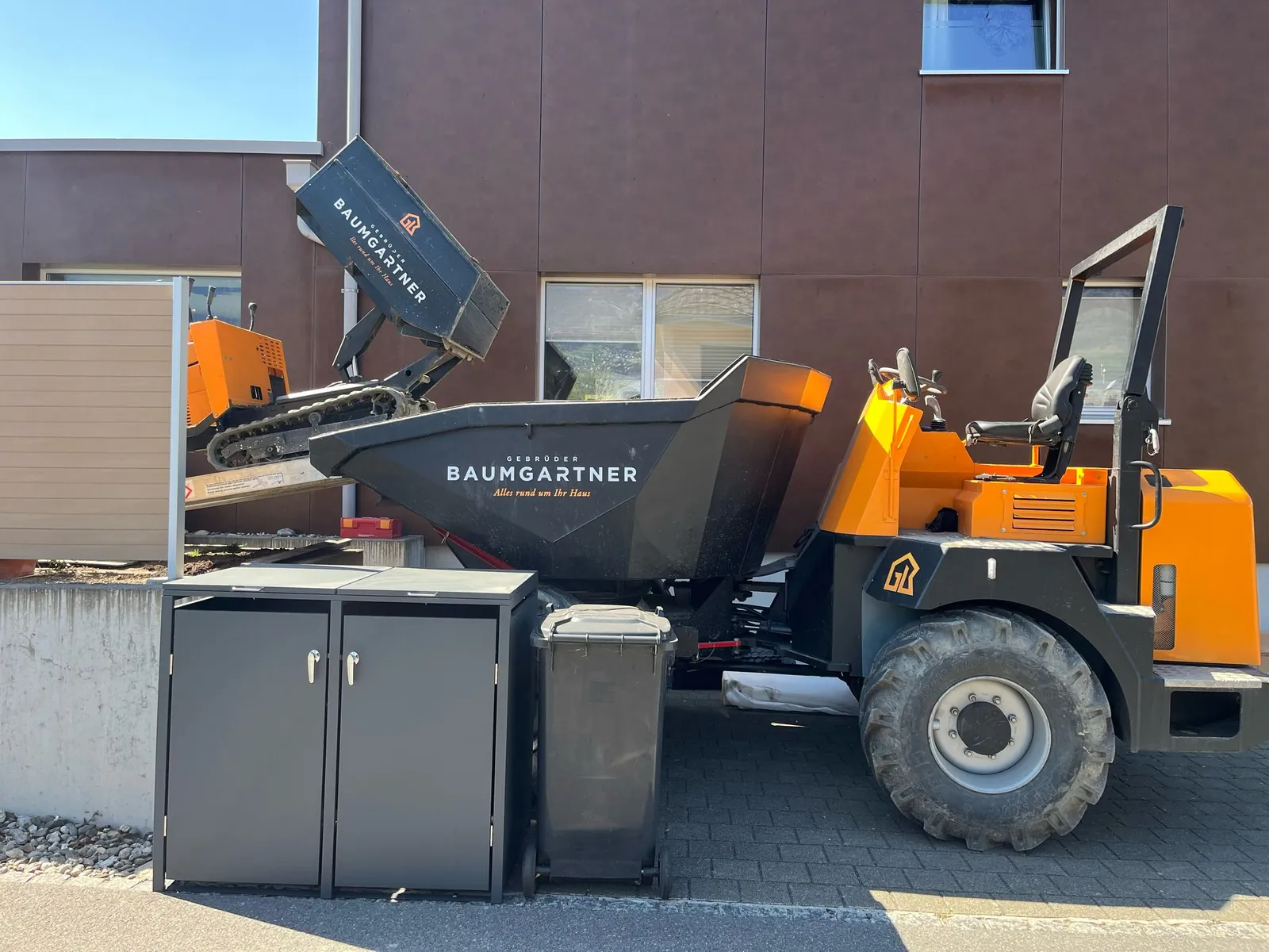Dumper und Raupentransporter im Einsatz auf der Baustelle